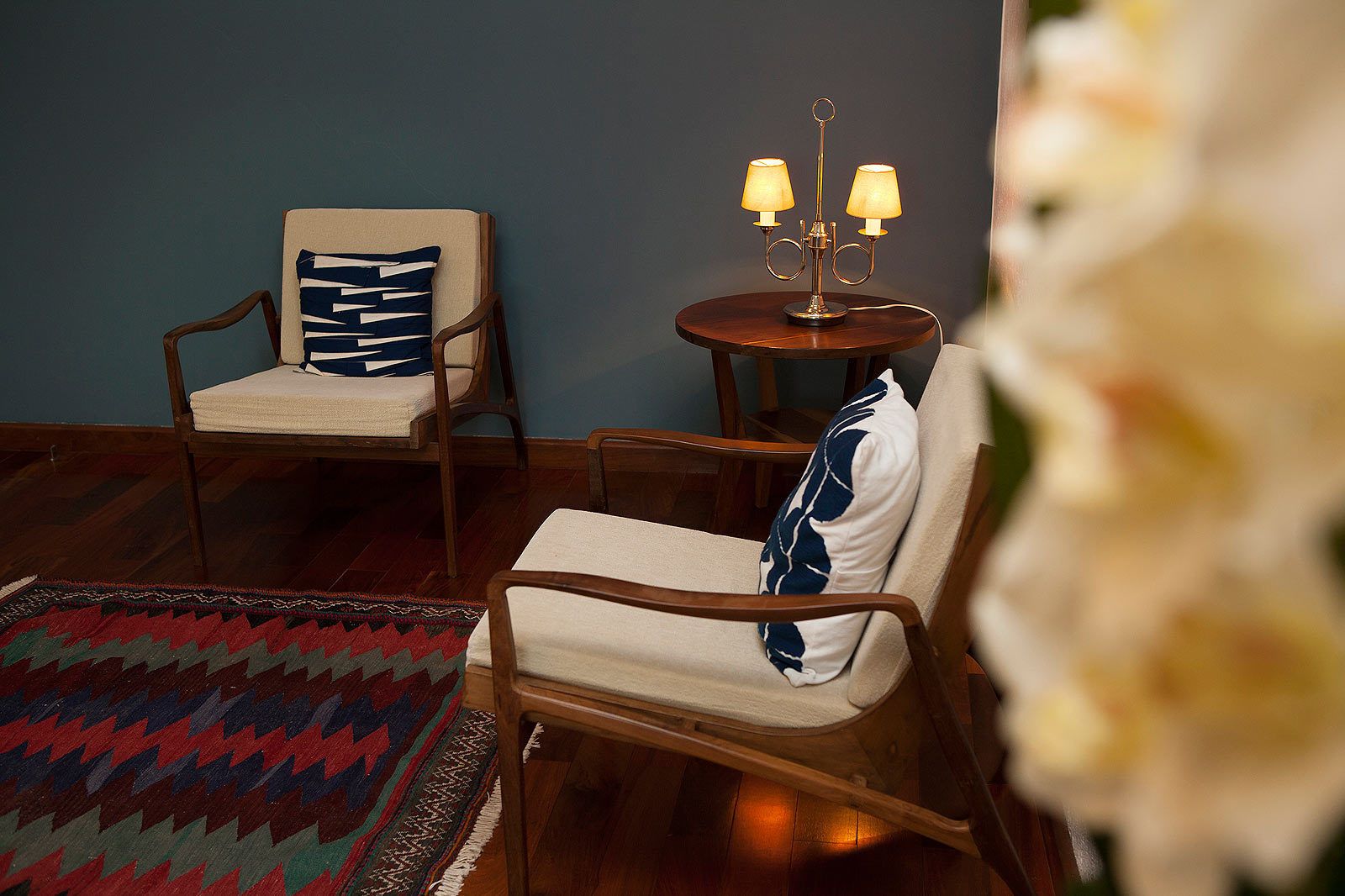 deluxe room | living area | flat-screen tv