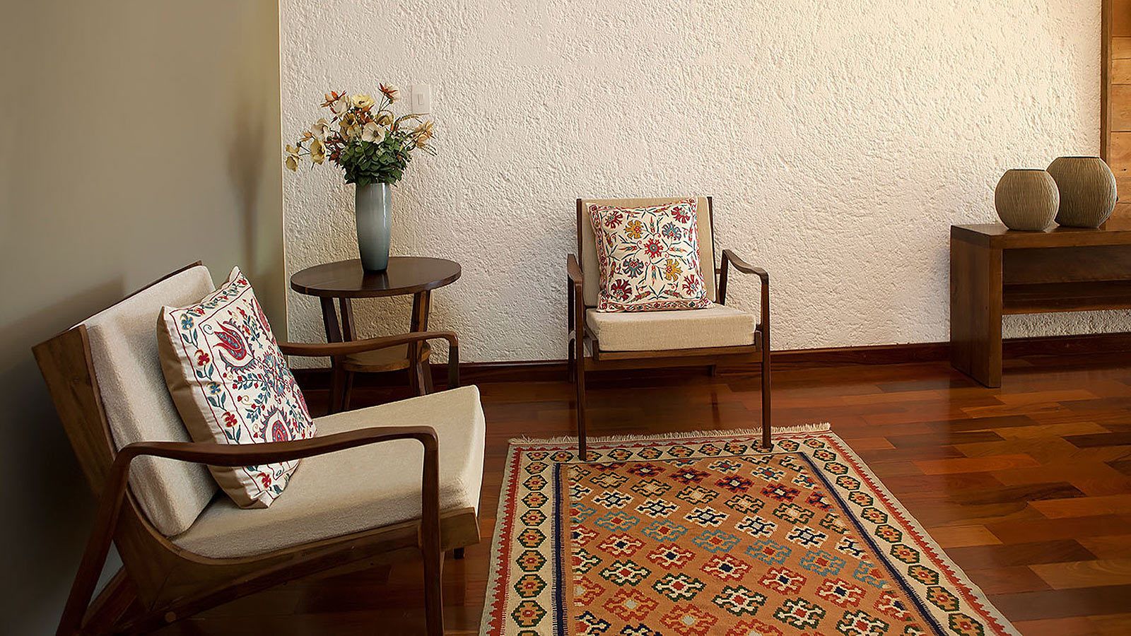 deluxe room | living area | flat-screen tv