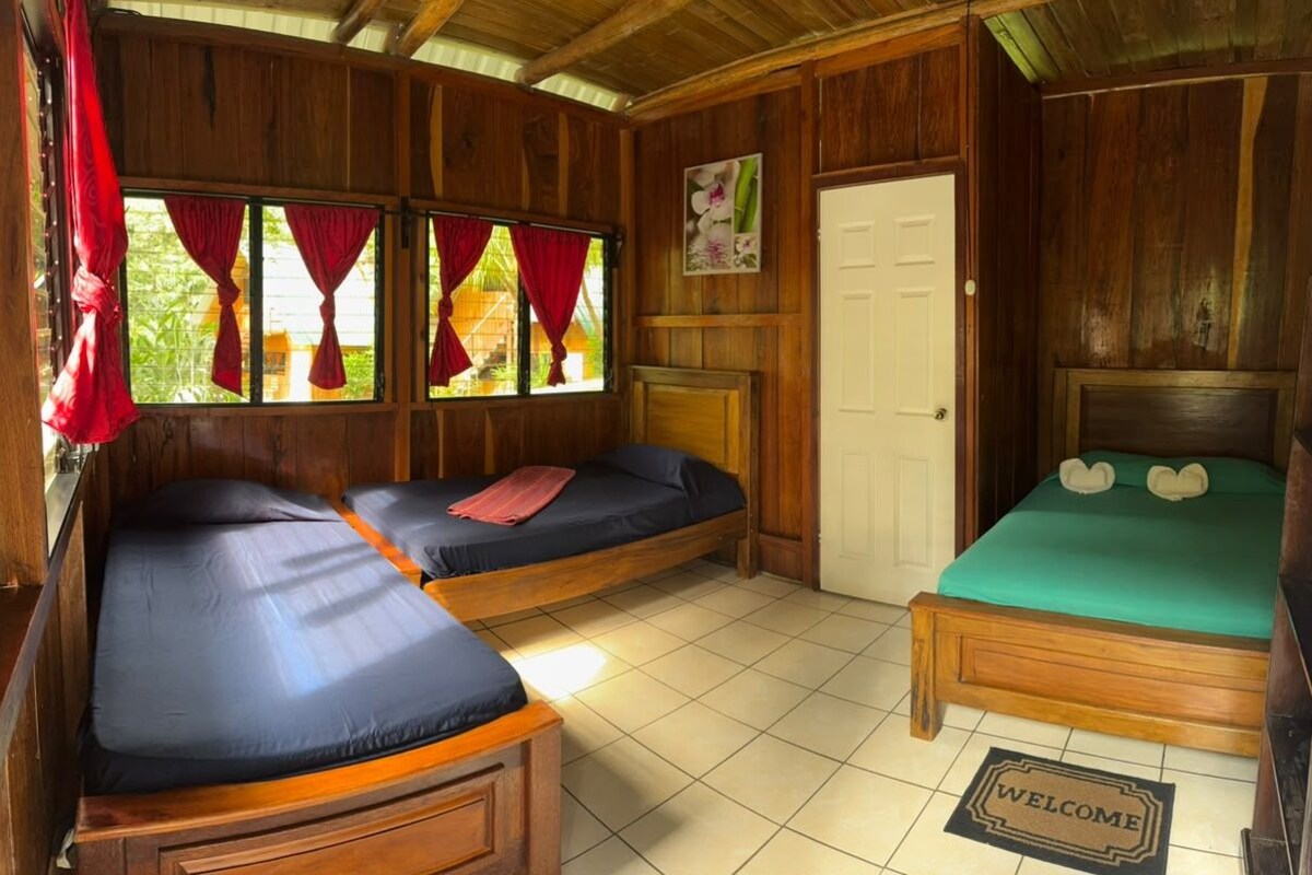 Firemannsrom – standard, privat bad (1 Double and 2 Single Beds) | Skrivebord, ekstrasenger (mot et tillegg), wi-fi (inkludert) og sengetøy