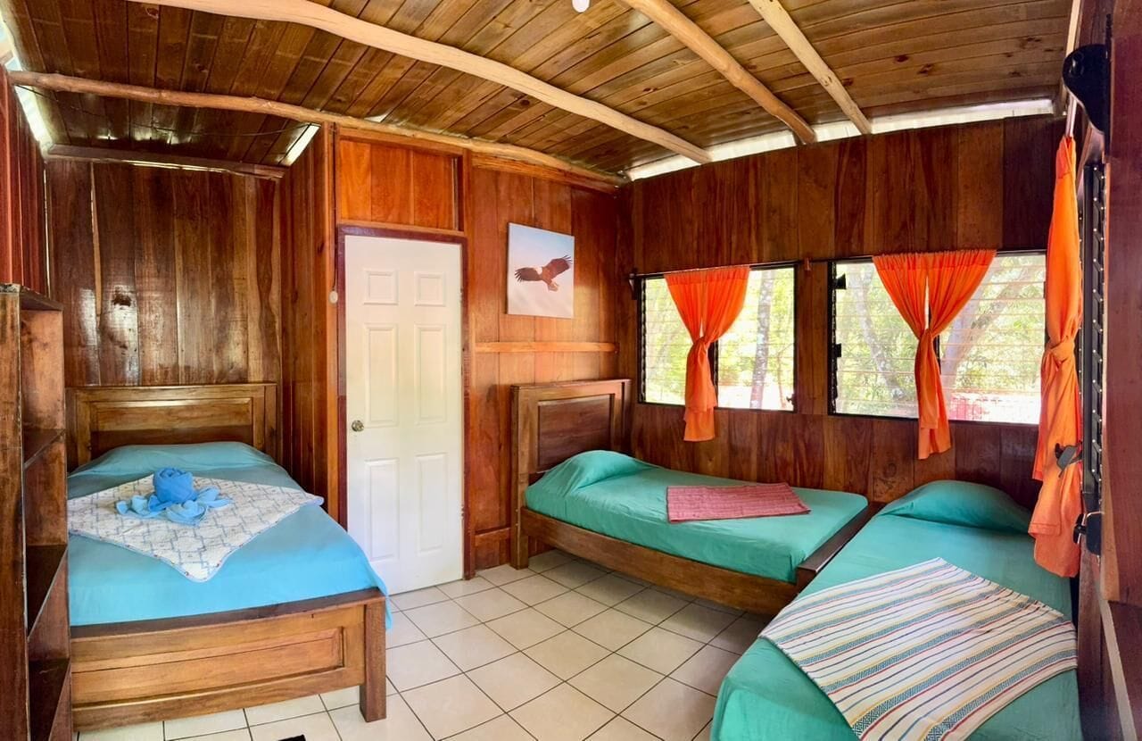 Chambre Quadruple Standard, salle de bains privée (1 Double and 2 Single Beds) | Bureau, lits pliants/supplémentaires, Wi-Fi gratuit, draps fournis