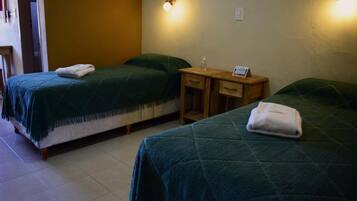 Twin Room | Desk, bed sheets