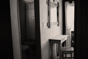 Shower, free toiletries, bidet, towels - Hosteria El Alamo (El Chalten)