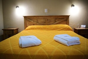 Double Room | Desk, bed sheets - Hosteria El Alamo (El Chalten)
