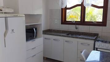 Quarto casal standard (Casal 5) | Cozinha privada | Geladeira, micro-ondas, liquidificador