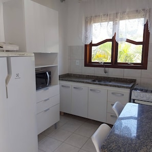 Standard Double Room (Casal 5) | Private kitchen | Fridge, microwave, blender, cookware/dishes/utensils
