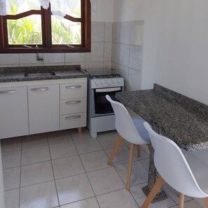 Standard-dobbeltværelse (Casal 5) | Privat køkken | Køleskab, mikrobølgeovn, blender, køkkentøj/tallerkener/redskaber