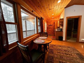 Cabane Lune de Miel, bain à remous (Trillium Cabin) | Intérieur