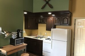 Huone, oma kylpyhuone (Lofts on Main 2E) | Yksityinen keittiö | Jääkaappi, mikroaaltouuni, uuni, liesi