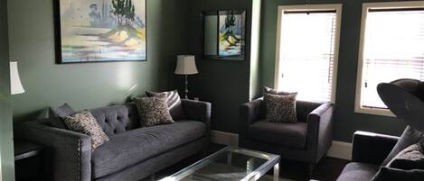 Rom, privat bad (Lofts on Main 2E) | Oppholdsrom | TV