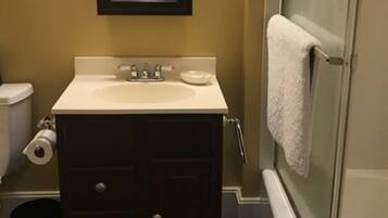 Kamar, kamar mandi pribadi (Lofts on Main 2E) | Kamar mandi | Shower, pengering rambut, handuk, dan sabun