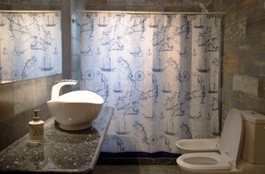 Vierbettzimmer, 1 Schlafzimmer, eigenes Bad (External) | Badezimmer