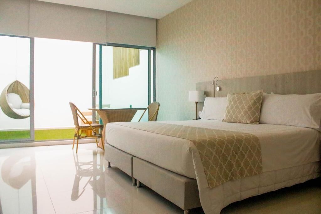 Bộ đồ giường cao cấp, minibar, két bảo mật tại phòng, bàn 