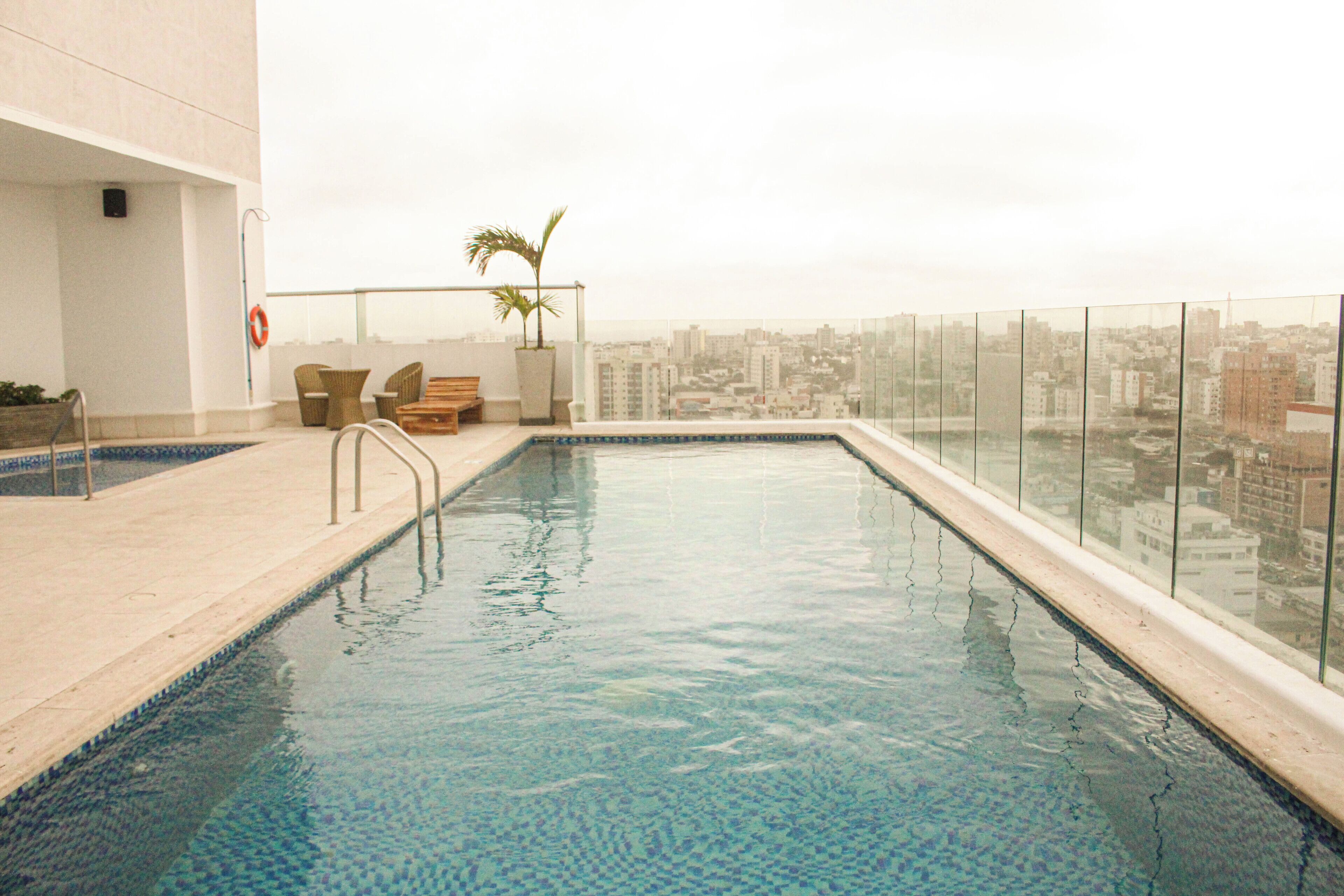 室外游泳池，提供日光浴躺椅