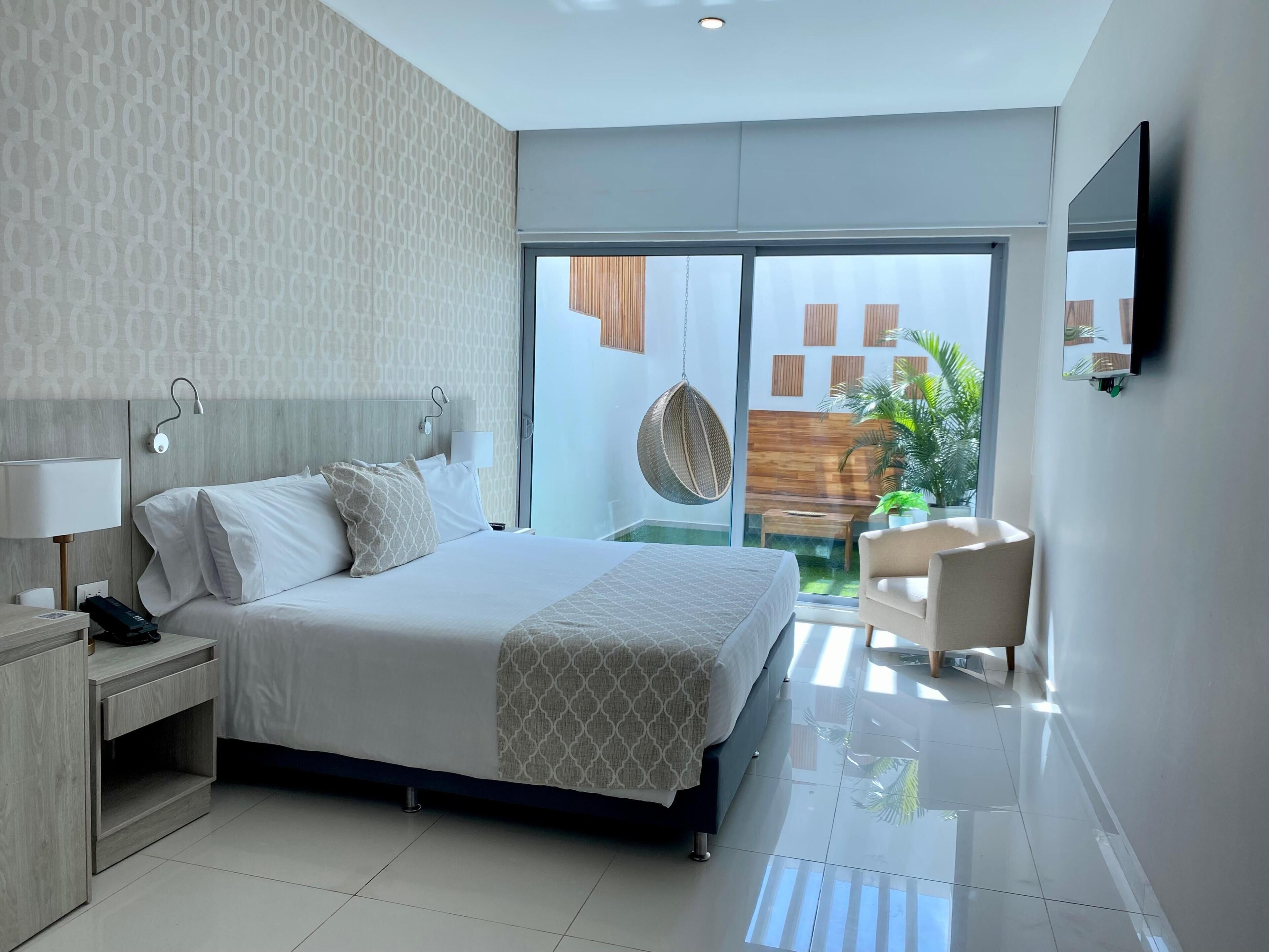 Bộ đồ giường cao cấp, minibar, két bảo mật tại phòng, bàn 