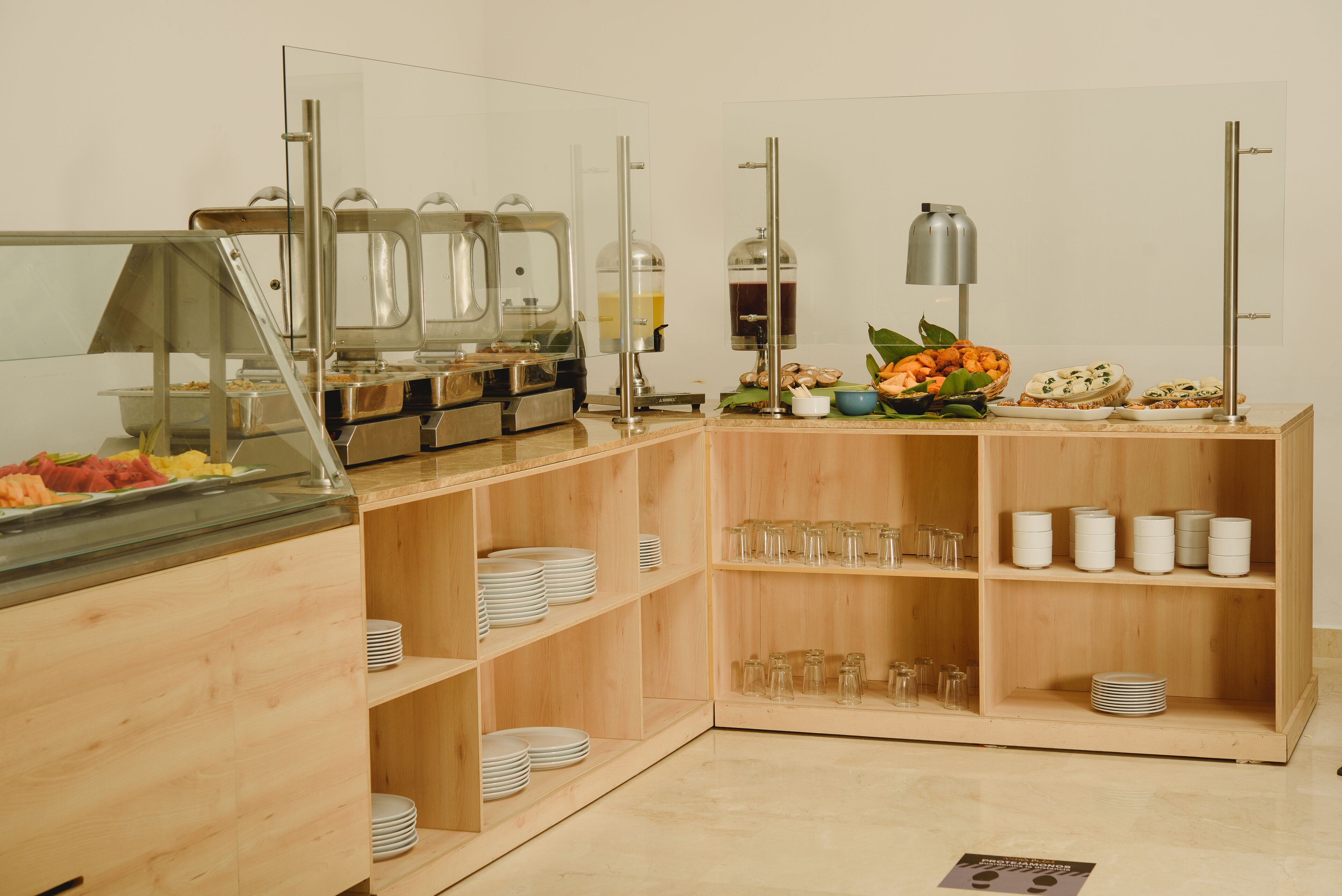 Sarapan Eropah setiap hari (COP 25000 seorang) 