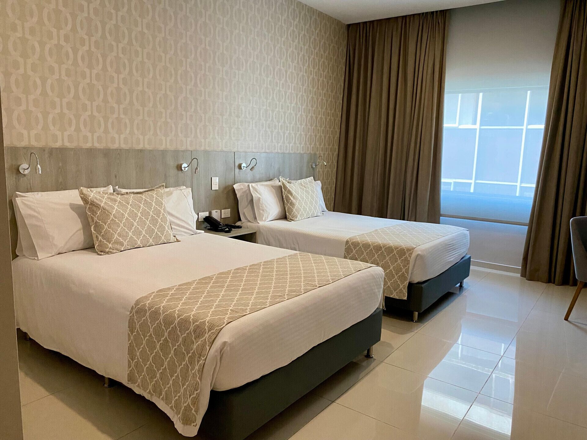 Bộ đồ giường cao cấp, minibar, két bảo mật tại phòng, bàn 