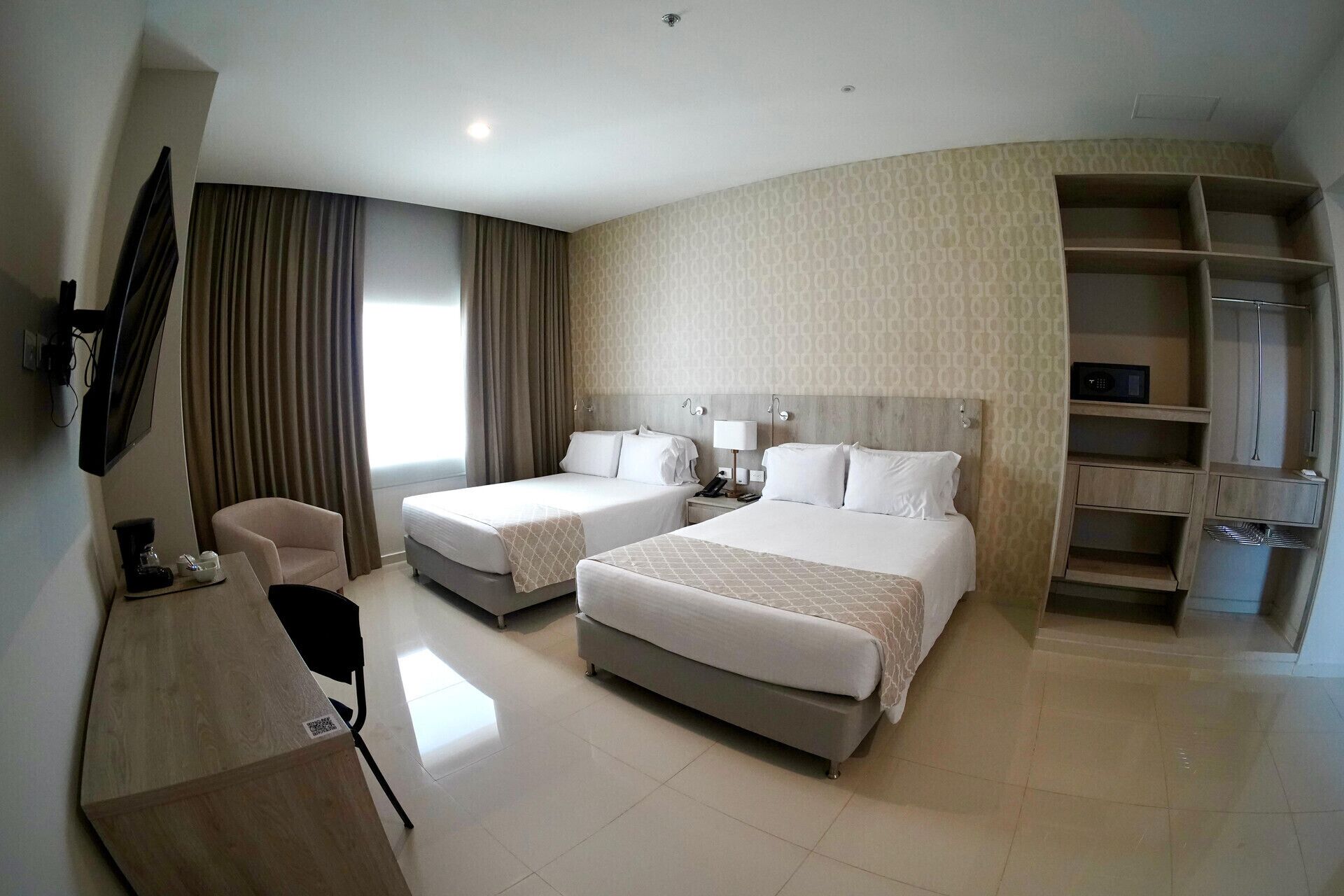 Bộ đồ giường cao cấp, minibar, két bảo mật tại phòng, bàn 