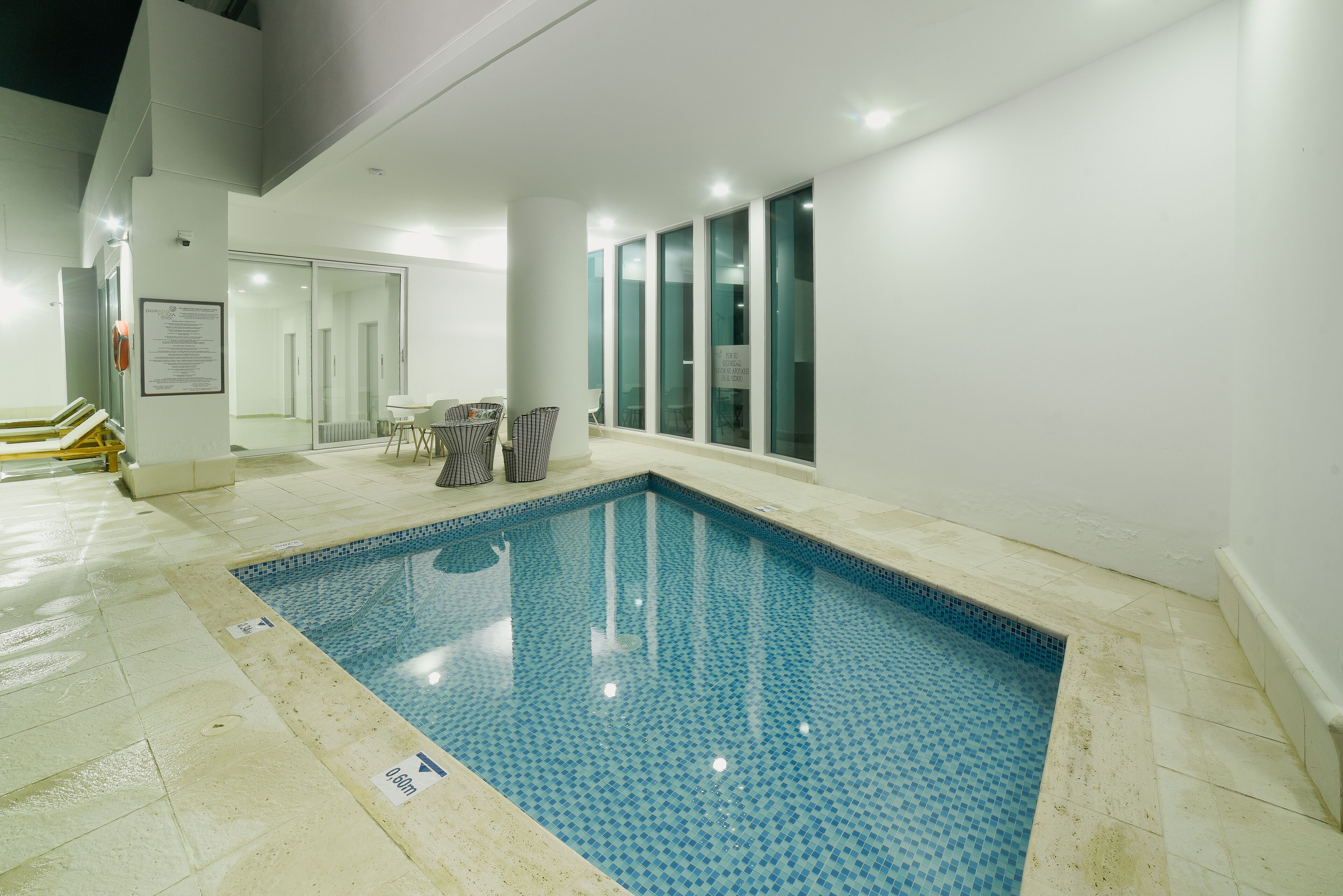 Kolam renang terbuka, kerusi lepak pantai 