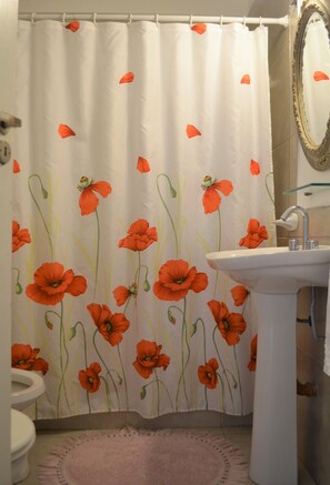 Appartement, 2 chambres, cuisine | Salle de bain | Douche, séchoir à cheveux, serviettes fournies