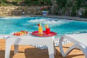 Piscina externa sazonal, guarda-sóis, espreguiçadeiras