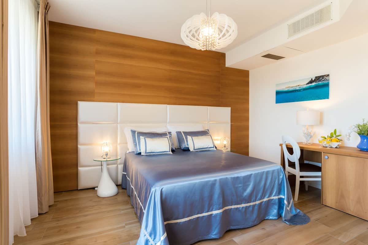 Premium bedding, minibar, in-room safe, desk