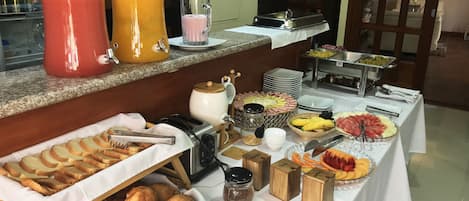 Kontinental frukost varje dag mot avgift