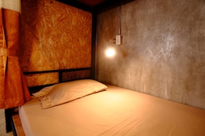 Soundproofing, free WiFi, bed sheets