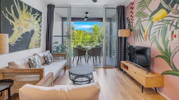 Apartamento superior, 2 habitaciones, vistas al jardín | Zona de estar | Televisión de pantalla plana de 50 pulgadas con canales por satélite