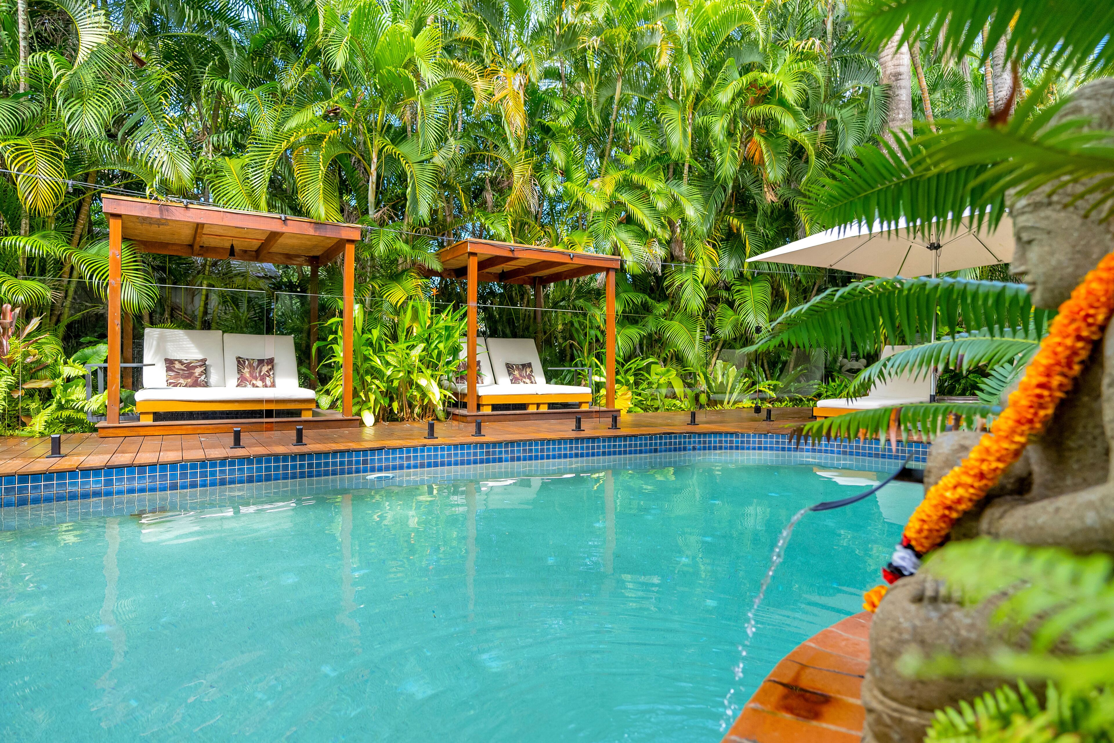 2 Bedroom Apartment with Direct Pool Access | Premium bedding, desk, iron/ironing board, rollaway beds