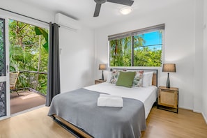 Premium bedding, desk, iron/ironing board, rollaway beds - The Palms at Palm Cove (Palm Cove)