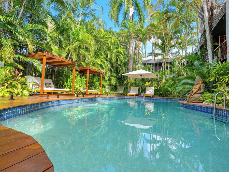 Una piscina al aire libre