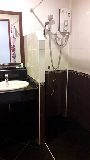 Shower, free toiletries, hair dryer, towels - Khum Nakhon Hotel (Nakhon Si Thammarat)