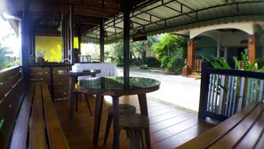 Khu ẩm thực ngoài trời