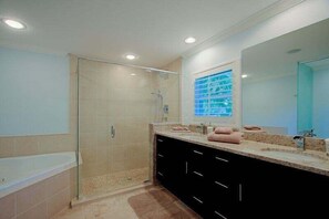 Bathtub, hair dryer, towels - Summertime - Direct River and Gulf Access (Fort Myers)