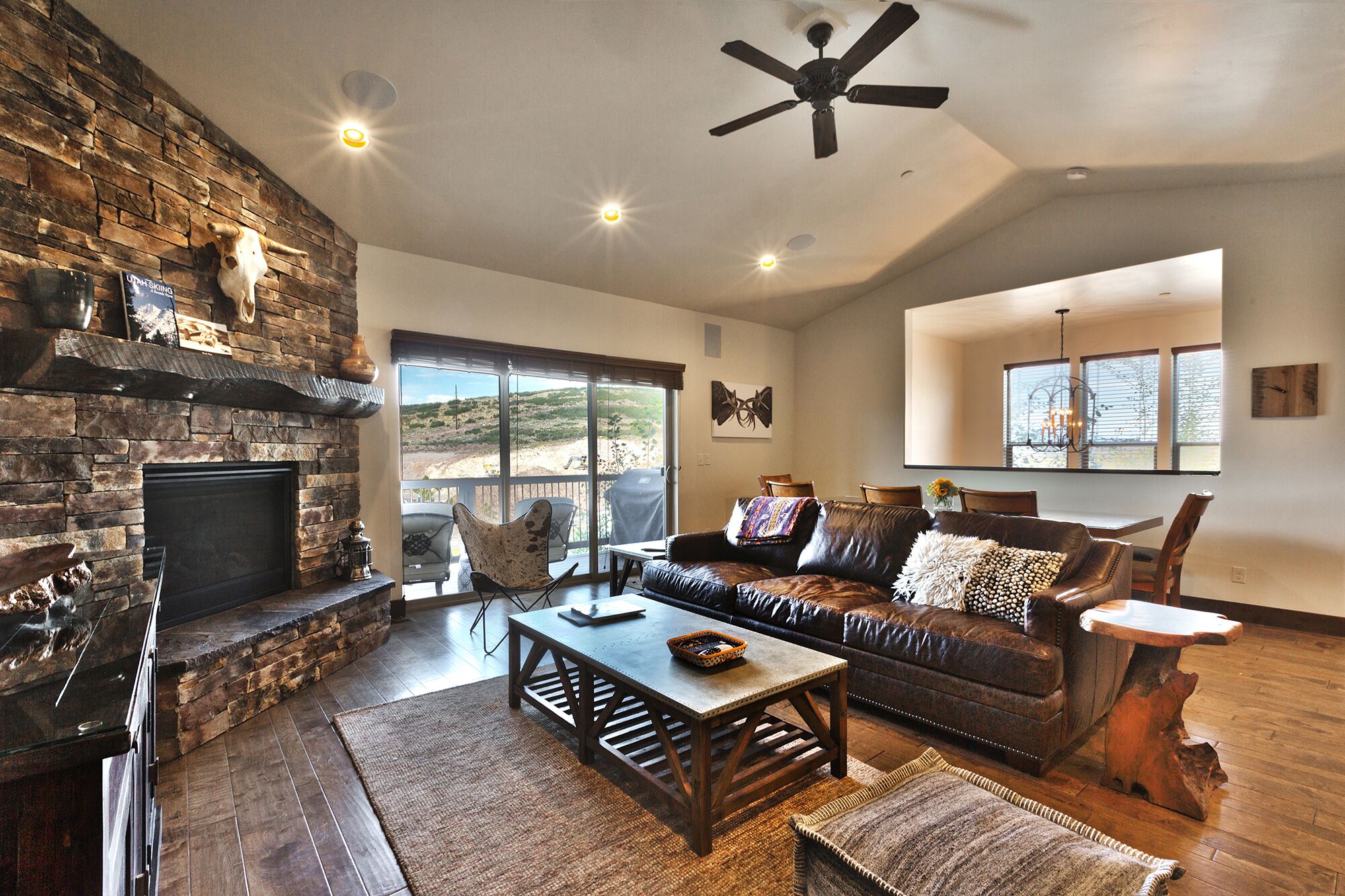 Sun-filled Townhouse with Mountain Views!