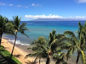 På stranden, solstolar och strandhanddukar