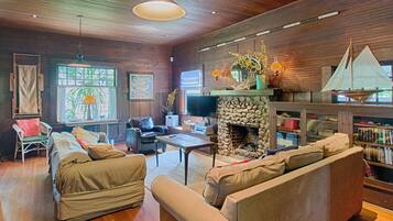 Fernseher, Kamin, Videospiele, DVD-Player