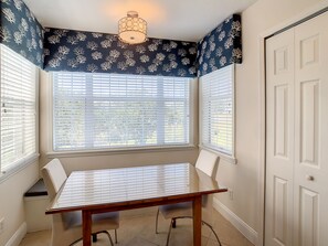 Dining - Reunion- THE TERRACES" - Resort style living - designer furnishing- pet friendly (Kissimmee)