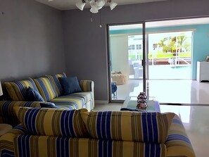 Smart TV, reproductor de DVD, libros y impresora 