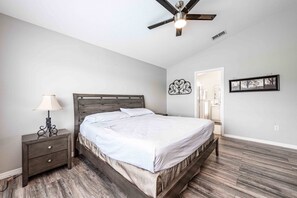 4 habitaciones, tabla de planchar con plancha y cuna de viaje 