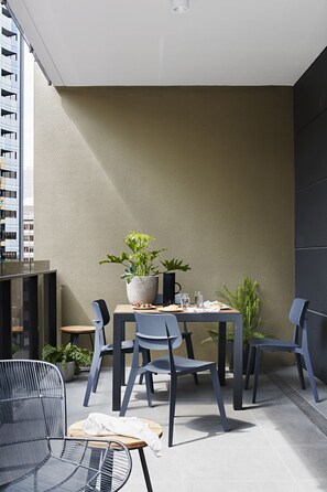 Two Bedroom Apartment | Balcony - Tyrian Serviced Apartments - Albert Park Lake (Melbourne)