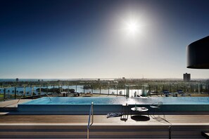 Piscine extérieure, chaises longues