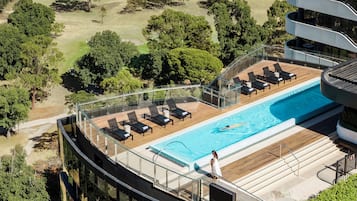 Piscina a l'aire lliure (horari: 06:00-22:00) i gandules