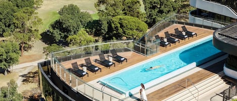 Alberca al aire libre, acceso de 06:00 a 22:00, y camastros