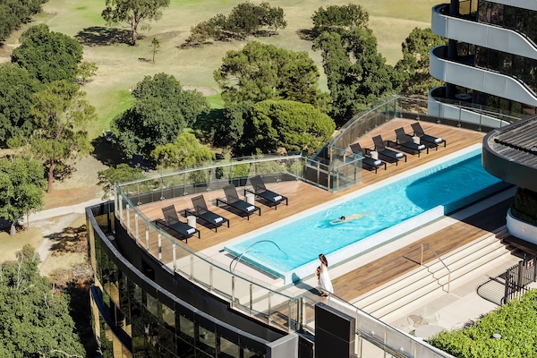 Kolam renang terbuka, kerusi lepak pantai