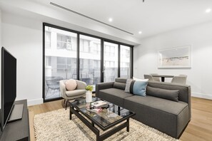 Smart TV, Netflix, Hulu, streaming services - Tyrian Serviced Apartments - Albert Park Lake (Melbourne)