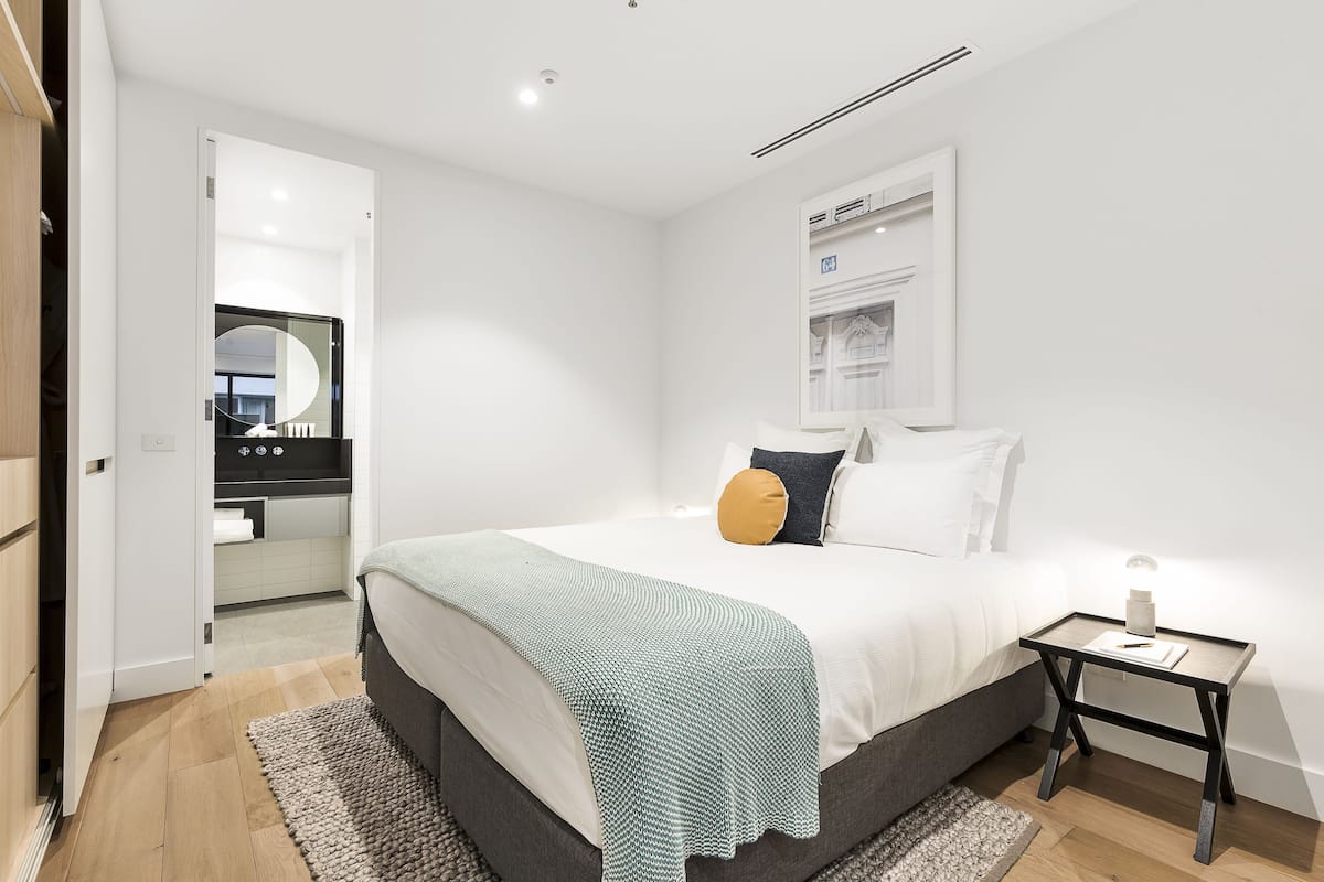 Hochwertige Bettwaren, Betten mit Memory-Foam-Matratzen, Zimmersafe