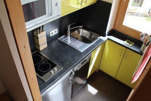 Réfrigérateur, micro-ondes, plaque de cuisson, lave-vaisselle