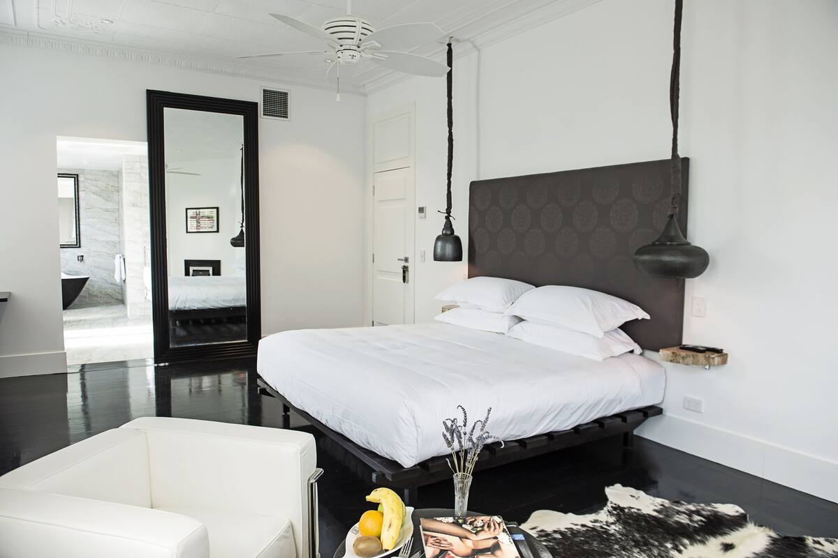 Suite (West) | Ropa de cama de alta calidad y artículos del minibar gratis