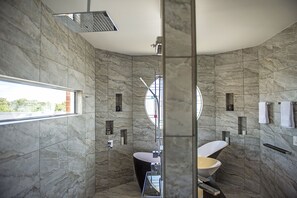Suite (South) | Baño | Tina y regadera independientes, amenidades de baño gratuitas, toallas
